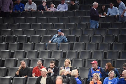 Aficionados en el Chesapeake Arena tras la suspensión del Oklahoma-Utah, el 11 de marzo.