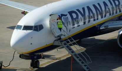 Un avión de Ryanair en el aeropuerto de Valencia.