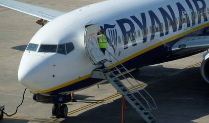 Un avi&oacute;n de Ryanair en el aeropuerto de Valencia.