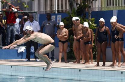 Phelps salta a la piscina durante la clase.
