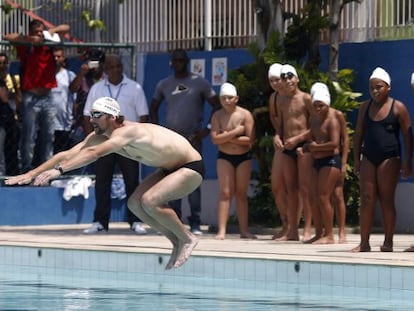 Phelps salta a la piscina durante la clase.