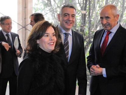 Soraya Sáenz de Santamaría y Josu Erkoreka, en compañía de Javier de Andrés, este pasado lunes en Vitoria.