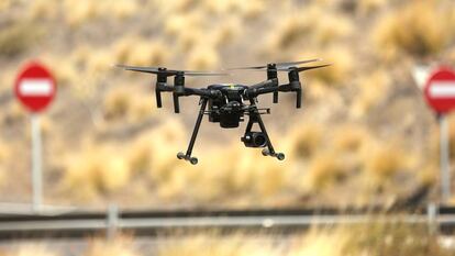 Un dron de la Dirección General de Tráfico (DGT), en un vuelo de prueba.