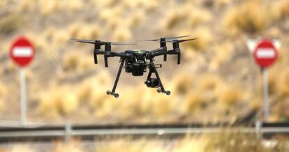 Un dron de la Dirección General de Tráfico (DGT), en un vuelo de prueba.