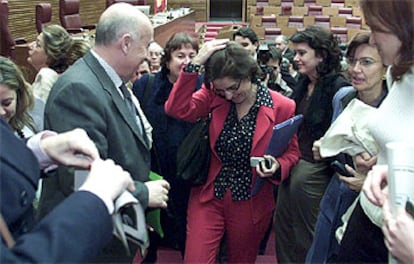 La consejera portavoz, Alicia de Miguel, ayer, en el momento de abandonar el hemiciclo arropada por miembros del PP.