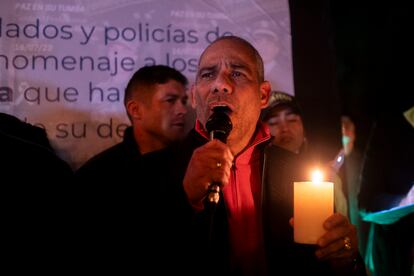 El general Eduardo Zapateiro se dirige a los asistentes del plantón.