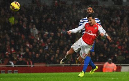 Alexis cabecea durante un partido contra el Queens Park Rangers.