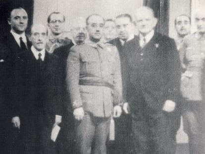 Franco con varios alemanes. El segundo por la izquierda es Bernhardt.