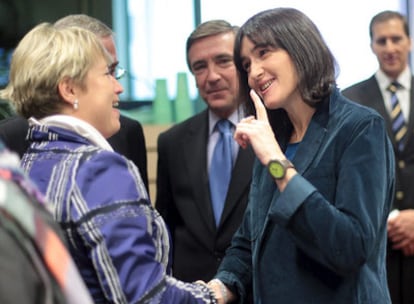 La ministra Ángeles González-Sinde saluda a la representante alemana, Cornelia Pieper, ayer en Bruselas.