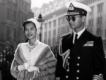 El rey Bhumibol y la reina Sirikit, llegan a la abadía de Westminsterel el 19 de julio de 1960 durante una visita a Gran Bretaña.