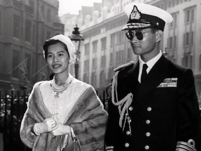 El rey Bhumibol y la reina Sirikit, llegan a la abadía de Westminsterel el 19 de julio de 1960 durante una visita a Gran Bretaña.