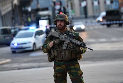 Una explosión que en principio no ha provocado heridos y un tiroteo en los aledaños de la estación central de Bruselas, uno de los grandes nudos de transporte de la capital europea, han provocado el desalojo fulminante de esa estación y de la Grand Place, el centro turístico de Bruselas, según los medios belgas. La policía dice tener la situación totalmente bajo control. En la imagen, un soldado asegura la zona próxima a la estación central de Bruselas.