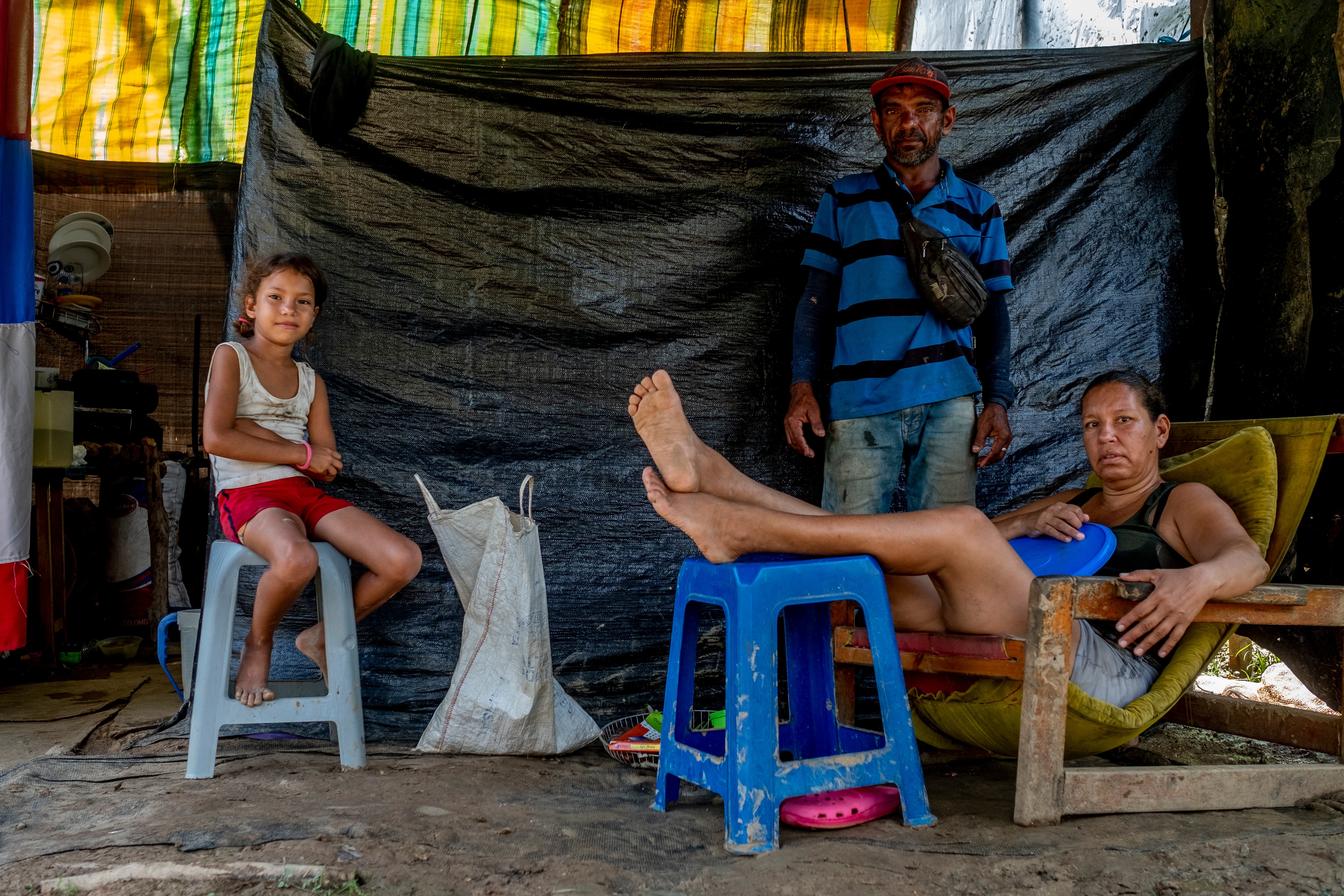 La familia de Odalis Yaseli, apenas 20 días después de instalarse en un lote de la 'invasión' de la Tercera Montaña, en Tibú.