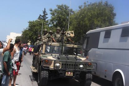 Miembros de las fuerzas de seguridad acordonan el lugar del ataque terrorista en Susa, Túnez.