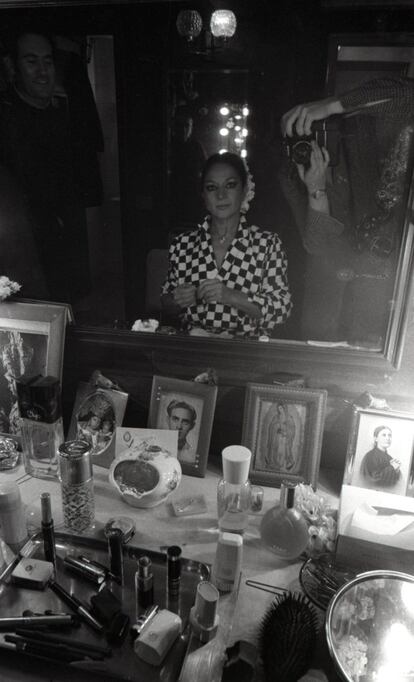 Lola Flores, en el camerino del Teatro Victoria de Madrid en 1979.