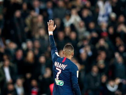 Mbappé celebra un gol con los aficionados del PSG, esta temporada.
