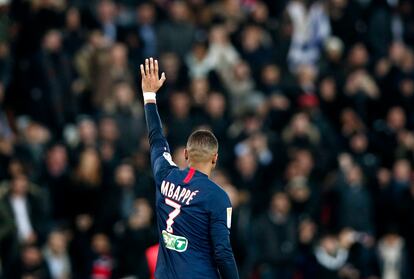 Mbappé celebra un gol con los aficionados del PSG, esta temporada.