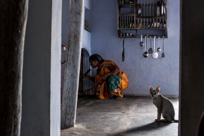 Rangamma, en la impoluta cocina de su vivienda, en Hattie Belgal. Junto con la falta de higiene, otra razón del deterioro de la salud de las mujeres es la mala alimentación. En Andrha Pradesh. el 33,5% de las mujeres entre 15 y 49 años está por debajo de su peso, el 63% de las solteras y el 56,4 de las embarazadas padecen anemia.