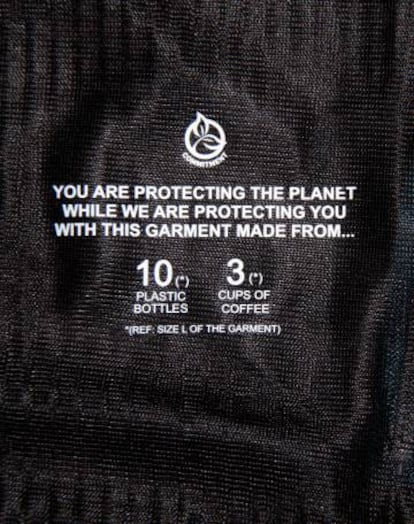 Inscripción en una de las prendas de Ternua que indica a cuántos residuos equivale el material reciclado usado en su confección.