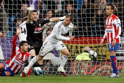 Van der Vaart celebra su gol mientras los jugadores del Sporting reclaman mano.