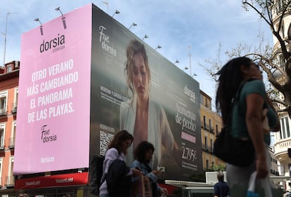 Lona publicitaria de Dorsia situada en la plaza de Callao en Madrid, este jueves.