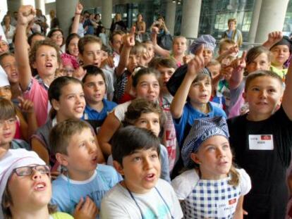 Los niños se agolpan a la entrada del casting de Masterchef.