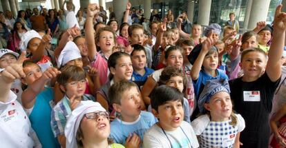 Los niños se agolpan a la entrada del casting de Masterchef.