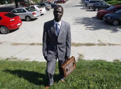 Sidibe Mousa en su barrio de Madrid, Orcasitas.