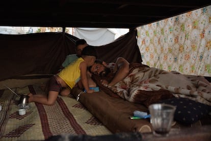 Un niño hablaba con un pariente enfermo, a principios de octubre. La familia, que residía en Dahye, un suburbio del sur de Beirut, duerme ahora en un cobertizo de madera en la playa de Ramlet al Baida, para huir de los bombardeos. “¿Ves cómo vivimos ahora?”, decían, mostrando su refugio, al que hay que entrar agachado. 