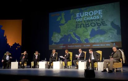 Presentación del manifiesto por la Unión Europea ayer en París. De izquierda a derecha: György Konrád, Peter Schneider, Julia Kristeva, Bernard-Henri Levy, la periodista y moderadora del acto Emilie Aubry, Umberto Eco, Juan Luis Cebrián y Hans Christoph Buch.