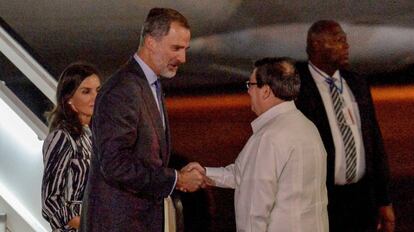 The monarchs are greeted by Cuba's Minister of Foreign Affairs, Bruno Rodríguez.