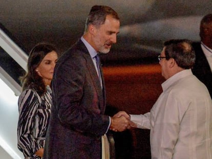 The monarchs are greeted by Cuba's Minister of Foreign Affairs, Bruno Rodríguez.