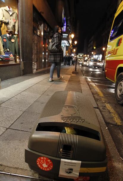 Papelera derribada durante los disturbios en una calle del centro de Madrid.