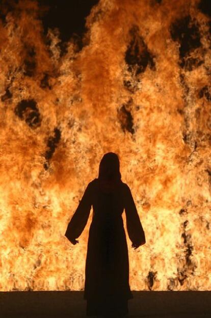 Imagen del vídeo <i>Fire Woman</i>, de Bill Viola, proyectado en Arte Fiera.