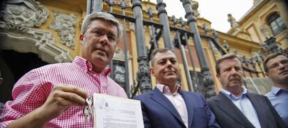 El alcalde de Jaén entrega las llaves del metro, que nunca ha llegado a funcionar, en la sede de la presidencia de la Junta.