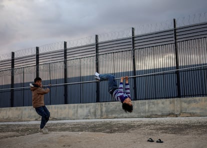 Dos niños palestinos desplazados debido a los ataques israelíes juegan cerca de la valla fronteriza con Egipto, este martes en Rafah (Franja de Gaza).