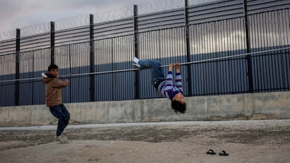 Dos niños palestinos desplazados debido a los ataques israelíes juegan cerca de la valla fronteriza con Egipto, este martes en Rafah (Franja de Gaza).