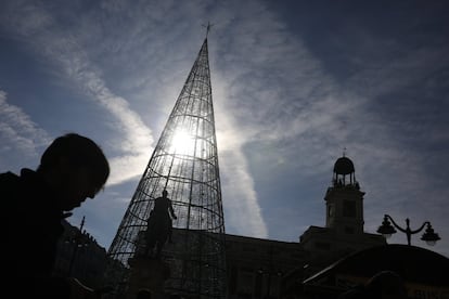 Contraluz con el árbol navideño de la Puerta del Sol en el centro de la imagen.