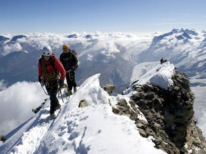 Dos monta&ntilde;eros en la cumbre del monte Cervino.