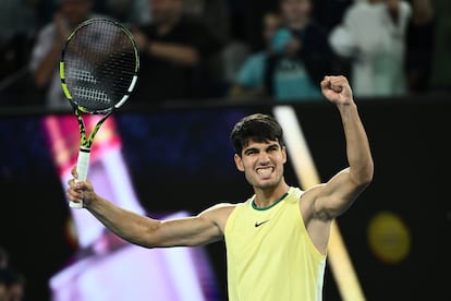 Alcaraz celebra la victoria tras ganar el partido contra Kecmanovic, en la Rod Laver Arena de Melbourne.