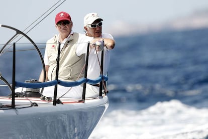 El rei Joan Carles amb l'armador Josep Cusí, a bord del 'Bribón'.