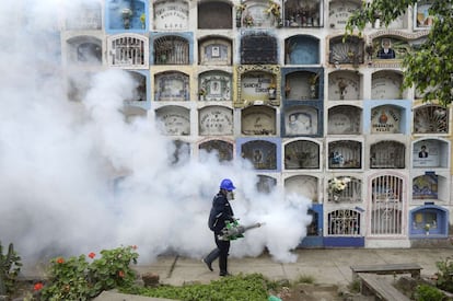 Un operario fumiga el cementerio Nueva Esperanza de Lima, Perú, para reducir la población de mosquitos que puedan transmitir el zika.