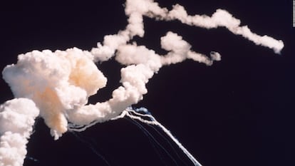 El 28 de enero de 1986 el transbordador espacial 'Challenger' se desintegró 73 segundos después de su lanzamiento y provocó la muerte de los siete tripulantes a bordo. En la imagen, el humo de la explosión. Casi 20 años después, en 2003, ocurrió una segunda tragedia, esta vez con la pérdida total del 'Columbia' y su tripulación. Estos desastres acabaron de sellar la suerte de una nave que empezaba a considerarse poco segura. En 2011, después de 133 misiones realizadas, los transbordadores fueron retirados y a día de hoy son piezas de museo.