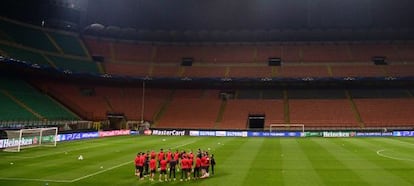 Los jugadores del Atl&eacute;tico en el campo del Milan. 