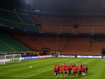 Los jugadores del Atl&eacute;tico en el campo del Milan. 