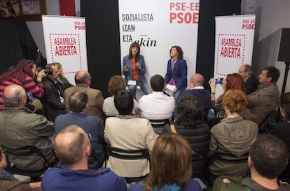 Idoia Mendia, de frente a la izquierda, durante su intervención en la asamblea del PSE de Erandio.