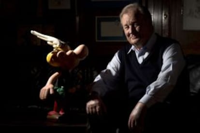 Albert Uderzo, junto a un figurín de Astérix.