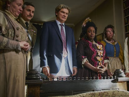 De izquierda a derecha: Martha Howe-Douglas, Ben Willbond, Simon Farnaby, Lolly Adefope, Katy Wix y Matthew Baynton, encarnando a algunos de los espectros que aparecen en 'Fantasmas'.