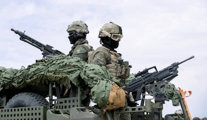 Soldados del Ejército de Tierra vigilan en el Campo de Maniobras de San Gregorio, en Zaragoza.