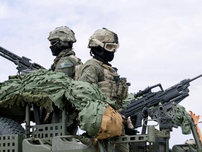 Soldados del Ejército de Tierra vigilan en el Campo de Maniobras de San Gregorio, en Zaragoza.